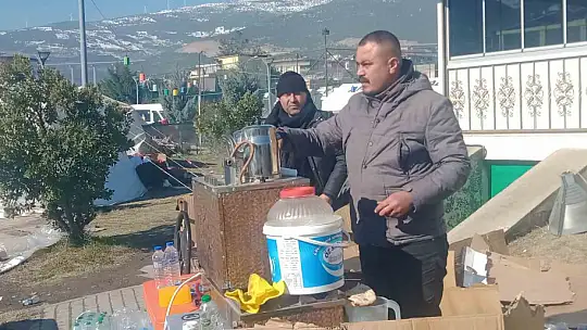 Çaycı kendi imkanları ile gittiği Gaziantep'te depremzedelerin içini ısıtıyor