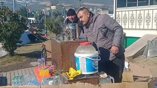 Çaycı kendi imkanları ile gittiği Gaziantep'te depremzedelerin içini ısıtıyor