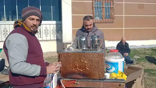 Çaycı kendi imkanları ile gittiği Gaziantep'te depremzedelerin içini ısıtıyor