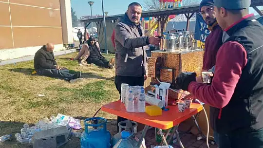 Çaycı kendi imkanları ile gittiği Gaziantep'te depremzedelerin içini ısıtıyor