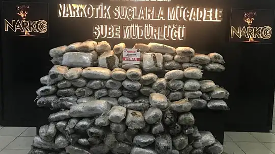 Çekici üzerinde bulunan kepçenin pistonlarından 159 kilo esrar çıktı
