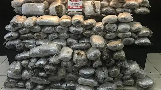 Çekici üzerinde bulunan kepçenin pistonlarından 159 kilo esrar çıktı