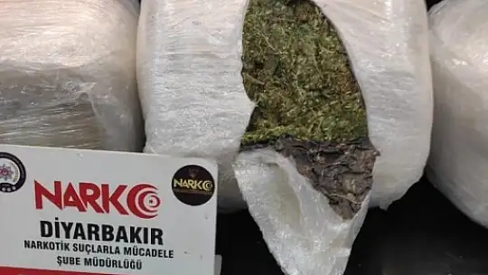 Çekici üzerinde bulunan kepçenin pistonlarından 159 kilo esrar çıktı