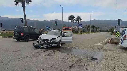 Cenaze aracı otomobil ile çarpıştı: 2 yaralı