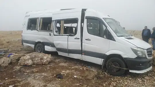 Cenazeye gidenleri taşıyan minibüs devrildi: 2'si ağır 18 yaralı