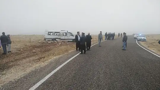 Cenazeye gidenleri taşıyan minibüs devrildi: 2'si ağır 18 yaralı