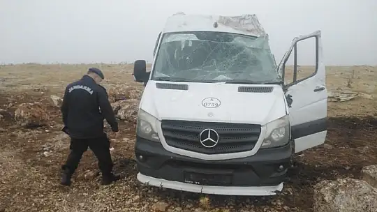 Cenazeye gidenleri taşıyan minibüs devrildi: 2'si ağır 18 yaralı