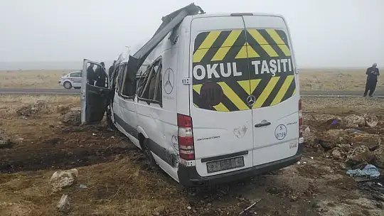 Cenazeye gidenleri taşıyan minibüs devrildi: 2'si ağır 18 yaralı
