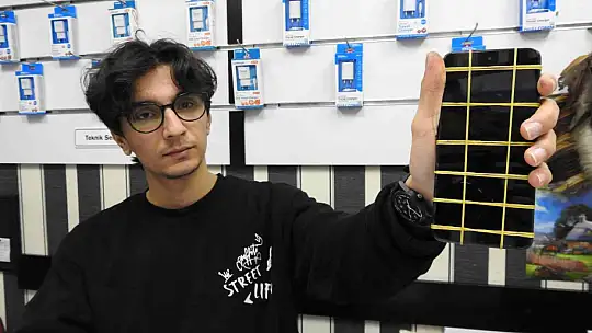 Cep telefonunun bataryası bomba gibi patladı