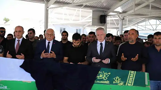 Cesedi derin dondurucuda saklanan çocuğu üşümesin diye hırkasını tabutuna sardı