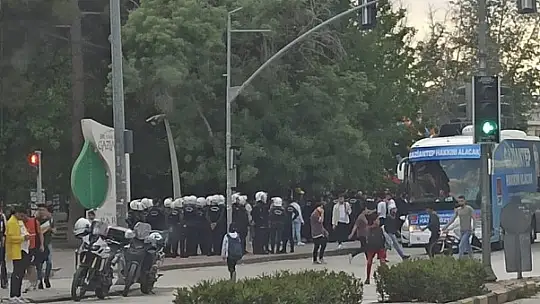 CHP'liler ile AK Parti'liler arasında kavga çıktı, CHP'li meclis üyesi silahına sarıldı