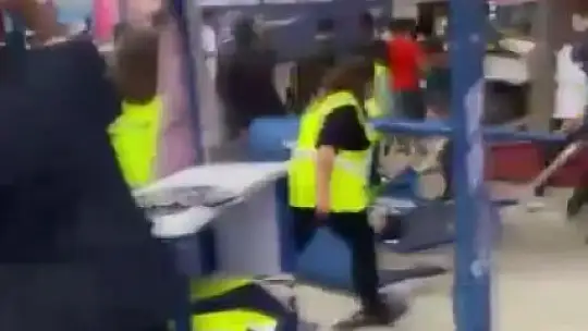 CHP'liler ile AK Parti'liler arasında kavga çıktı, CHP'li meclis üyesi silahına sarıldı