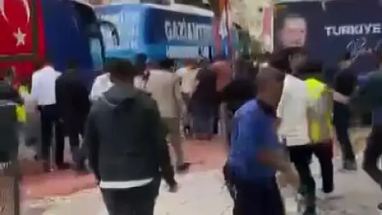 CHP'liler ile AK Parti'liler arasında kavga çıktı, CHP'li meclis üyesi silahına sarıldı