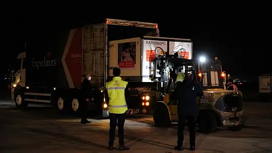 Çin'den Ankara'ya gelen aşılar depolara taşındı