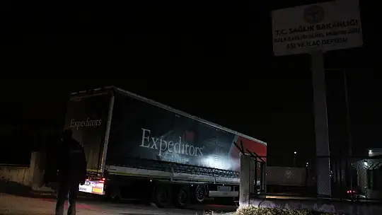 Çin'den Ankara'ya gelen aşılar depolara taşındı