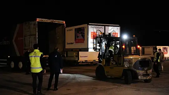 Çin'den Ankara'ya gelen aşılar depolara taşındı