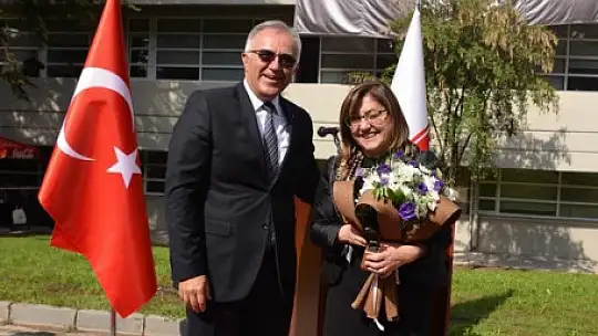Çingene kızı mozaiği, Hacettepe Üniversitesi duvarında yerini aldı