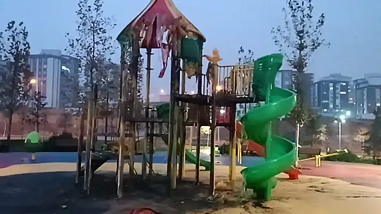 Çocuk oyun parkı alev alev yandı