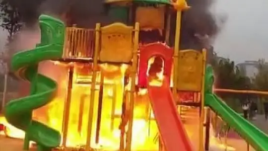 Çocuk oyun parkı alev alev yandı