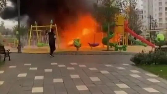 Çocuk oyun parkı alev alev yandı