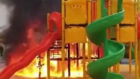 Çocuk oyun parkı alev alev yandı