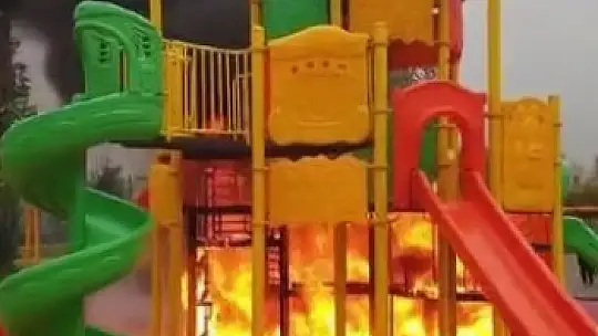 Çocuk oyun parkı alev alev yandı