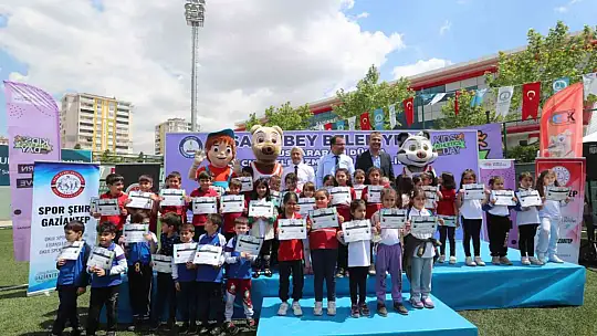 Çocuklar, atletizm şenliğinde doyasıya eğlendi