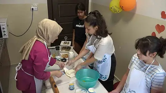 Çocuklar mutfak atölyesinde pasta yaparak hünerlerini sergiliyor