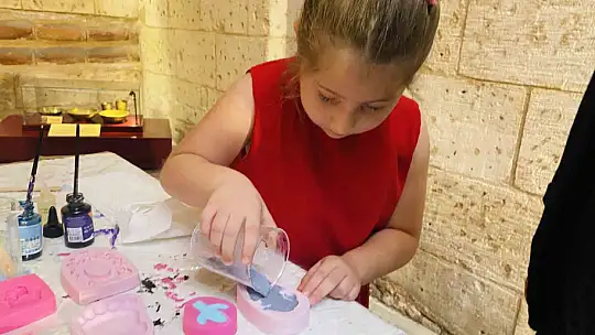 Çocuklar sabun yapımının inceliklerini öğreniyor