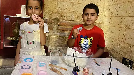 Çocuklar sabun yapımının inceliklerini öğreniyor