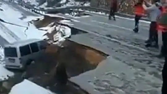 Çöken Adana - Antep otobanından çarpıcı görüntü