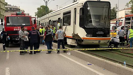 Çöp atmaya giden genç tramvayın altında kaldı