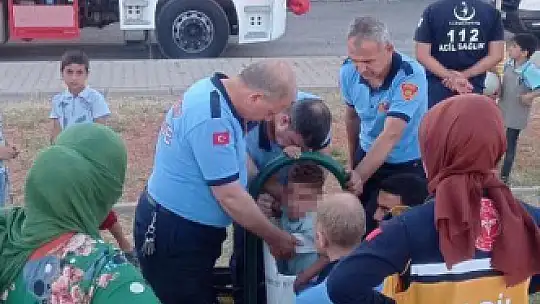 Çöp kovasına sıkışan çocuğu itfaiye kurtardı