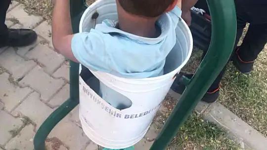 Çöp kovasına sıkışan çocuğu itfaiye kurtardı