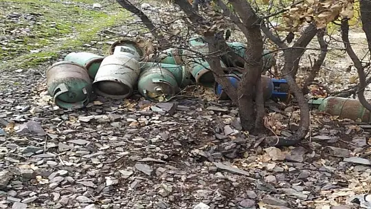 Terör örgütü PKK'ya ait silah, mühimmat ve yaşam malzemeleri ele geçirildi