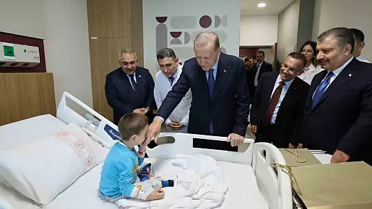 Cumhurbaşkanı Erdoğan açılışını yaptığı hastanede tedavi gören çocukları ziyaret etti
