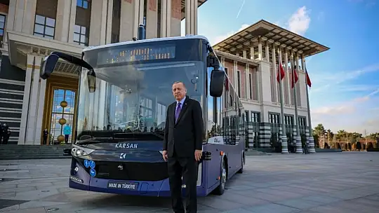 Cumhurbaşkanı Erdoğan, sürücüsüz elektrikli otobüsün ilk yolcusu oldu