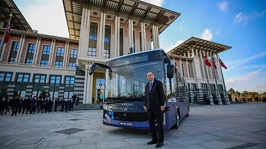 Cumhurbaşkanı Erdoğan, sürücüsüz elektrikli otobüsün ilk yolcusu oldu