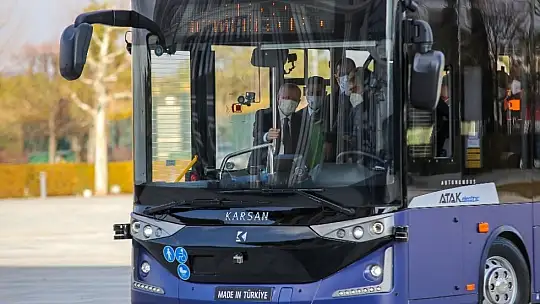 Cumhurbaşkanı Erdoğan, sürücüsüz elektrikli otobüsün ilk yolcusu oldu