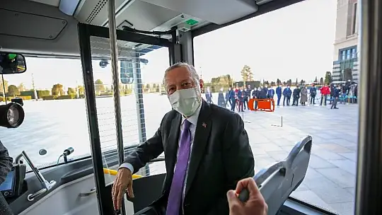 Cumhurbaşkanı Erdoğan, sürücüsüz elektrikli otobüsün ilk yolcusu oldu