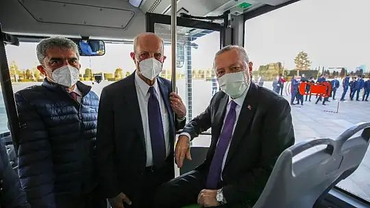 Cumhurbaşkanı Erdoğan, sürücüsüz elektrikli otobüsün ilk yolcusu oldu
