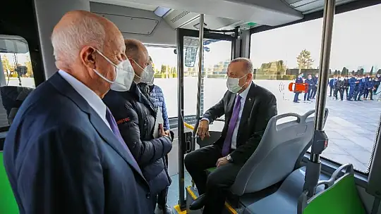 Cumhurbaşkanı Erdoğan, sürücüsüz elektrikli otobüsün ilk yolcusu oldu