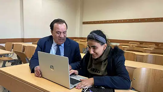 Cumhurbaşkanı'ndan ilham alan görme engelli kız, ilahiyat fakültesini dereceyle kazandı