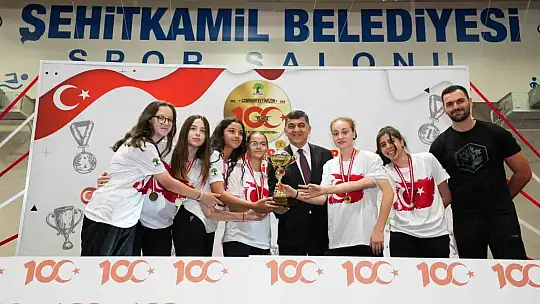 Cumhuriyetin 100. yılında şampiyonlar ödüllendirildi