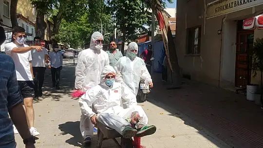 Damat düğünde korona virüsten korunmak için özel tulum giyerek göbek attı
