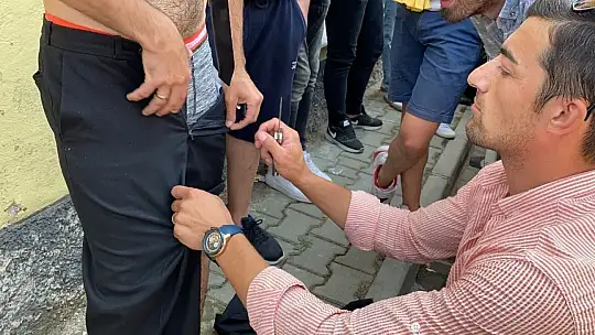 Damat düğünde korona virüsten korunmak için özel tulum giyerek göbek attı