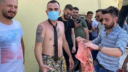 Damat düğünde korona virüsten korunmak için özel tulum giyerek göbek attı