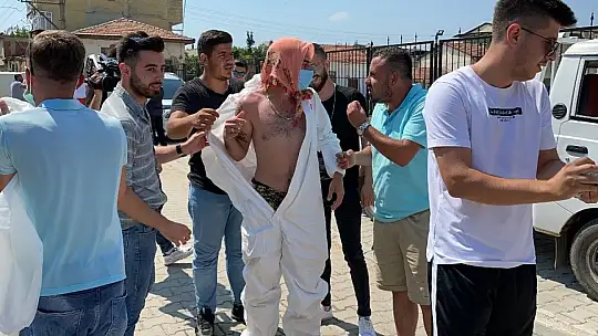 Damat düğünde korona virüsten korunmak için özel tulum giyerek göbek attı