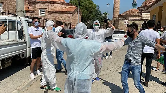 Damat düğünde korona virüsten korunmak için özel tulum giyerek göbek attı