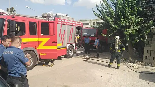 Demir çubuktan sıçrayan kıvılcım oto aksesuar dükkanını tutuşturdu